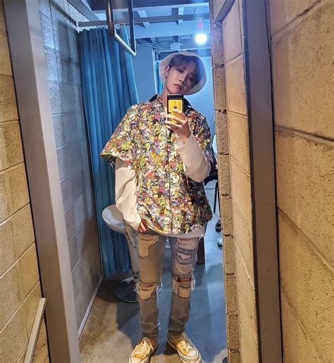 12 Ide Outfit Street Style Ala J Hope Bts Kece Dan Stylish