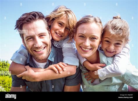 Padres Felices Con Hijos Fotografías E Imágenes De Alta Resolución Alamy
