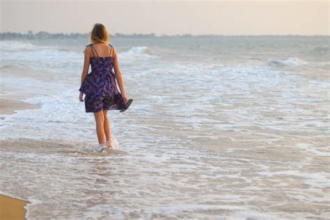 Bella Giovane Ragazza Bionda Che Cammina Sulla Spiaggia Fotografia