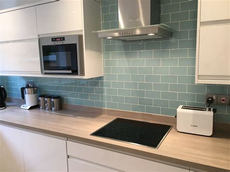 Glass Metro Tiles Uk In 2019 Cocinas Kitchen Splashback Tiles Kitchen Wall Tiles Metro