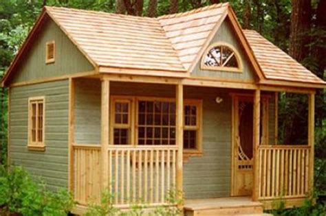 Axe family shows you around a simple log cabin getaway that has a simple design. Contemporary & Traditional Small Cabins | Summerwood