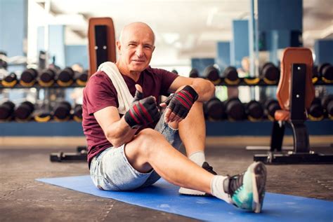 Qué ejercicios pueden hacer los adultos mayores en el gimnasio
