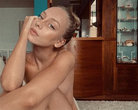 Fotos Y Videos De Ester Exposito Desnuda Y Follando En Topless En