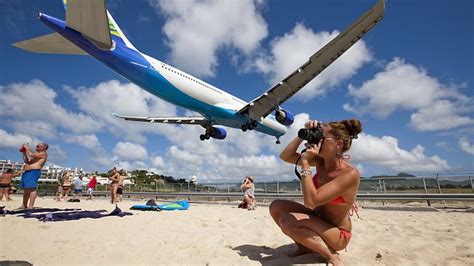 Tourists Blown Away By Extreme Plane Landings At Maho Beach St Maarten Daily Telegraph