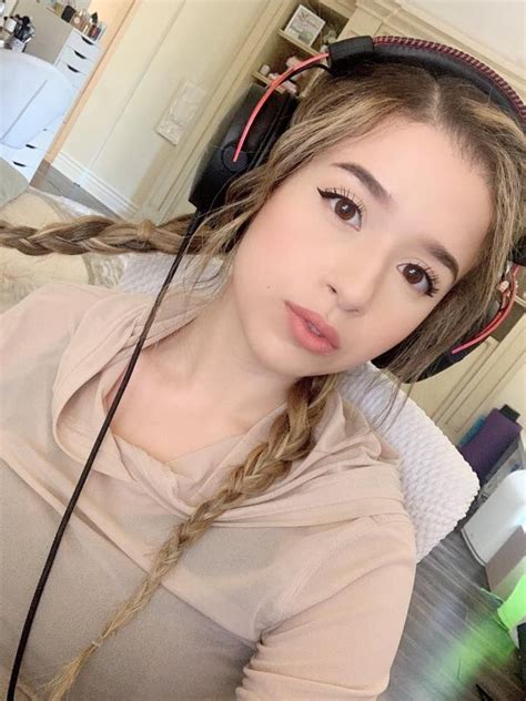 Pin By O O On Pokimane In Streamers Queen