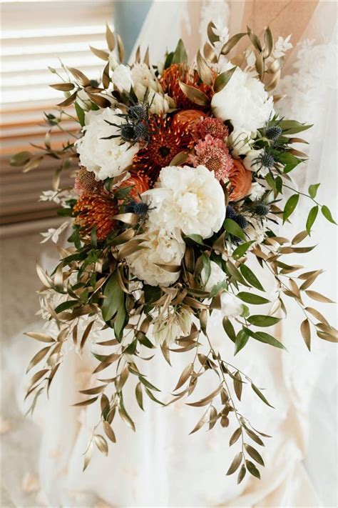 27 Best Fall Wedding Flowers Gorgeous Wedding Bouquets Mrs To Be