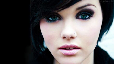 Pin By Yasmim Furtado On Fotos Dark Hair Blue Eyes Blue Eye Makeup