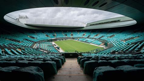 Ground staff prepare the grass on centre court.© afp. Wimbledon : Le tournoi 3 scénarios pour son édition 2021 ...