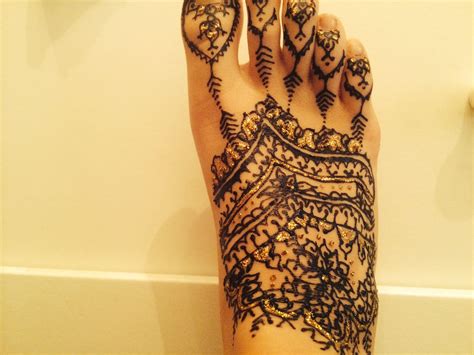 Traditional indian henna design done with gold glitter gel. Glitter #henna #tattoo | Henna, Tattoos, Glitter