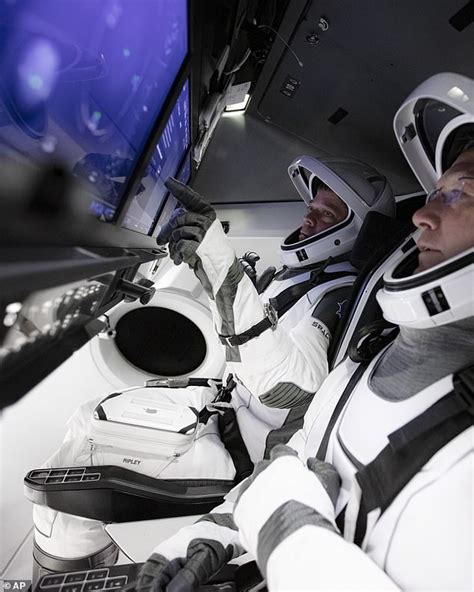 Beam Me Up Elon William Shatner Tweets Offer To Hop Aboard Historic Nasa Space X Flight