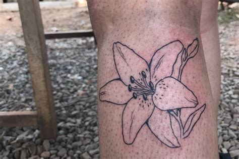 41 Vivid Lily Tattoos With Deep Meaning