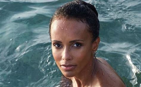 Photo Sonia Rolland Pose Seins Nus En Martinique