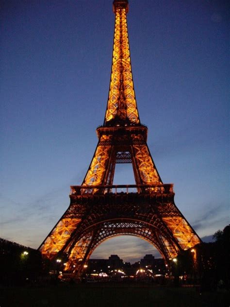 Landet har en mycket hög levnadsstandard, men kämpar med stigande arbetslöshet. Eiffeltornet i skymning - Paris, Frankrike - Missx ...