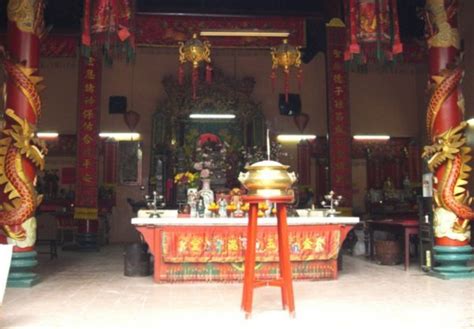 A Chinese Hindu Temple In China Town Photo