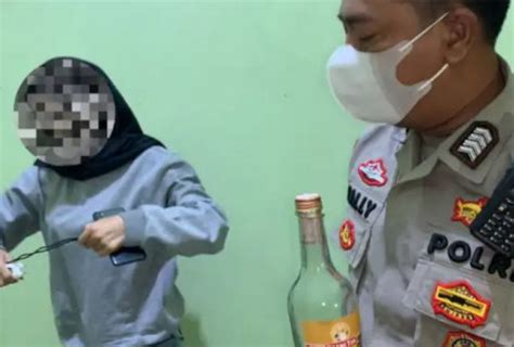 Miris Belasan Pasangan Mesum Di Serang Diamankan Polisi Temukan Botol Miras Dari Kos Kosan