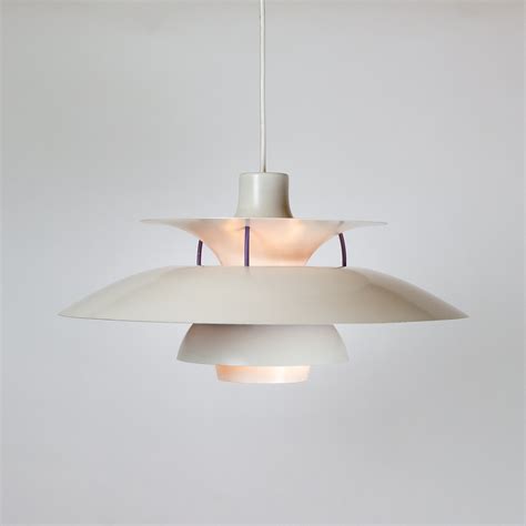 Der ersatz des verletzten yussuf poulsen trumpft dabei groß auf. White PH5 Pendant Light by Louis Poulsen, Denmark | #133379