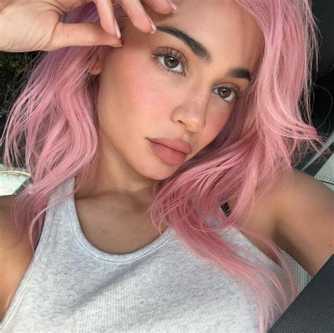 kylie jenner unveils hot pink hair shocks fans with king kylie look us weekly