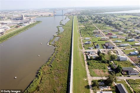 A severe thunderstorm forced a boeing 737 to attempt an emergency landing on the most unlikely, impossible place: The $14 billion system of levees built around New Orleans is already sinking | Daily Mail Online