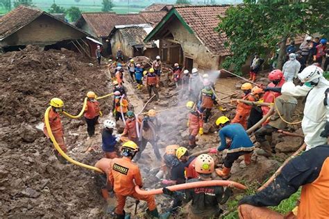 Dulu, kita bisa bebas pergi tanpa rencana, yang penting seru dan kalau bisa penuh petualangan. Longsor Sumedang : Evakuasi Korban Longsor di Sumedang ...