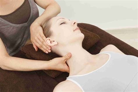 Best Neck Massage Techniques To Relieve Pain