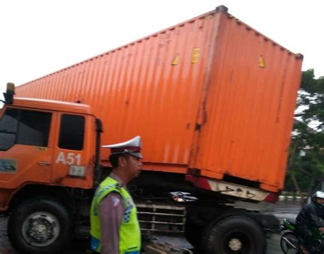 truk kontainer tabrak separator busway  daan mogot okezone megapolitan