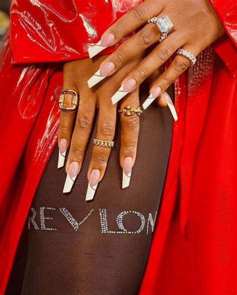 Jun 10, 2021 · get your spring makeup kits ready, as doja cat, megan thee stallion and charli xcx are coming with the inspo in this week's beauty looks of the week. Chains, Anime, Crosses, Dragons, and More of Megan Thee ...