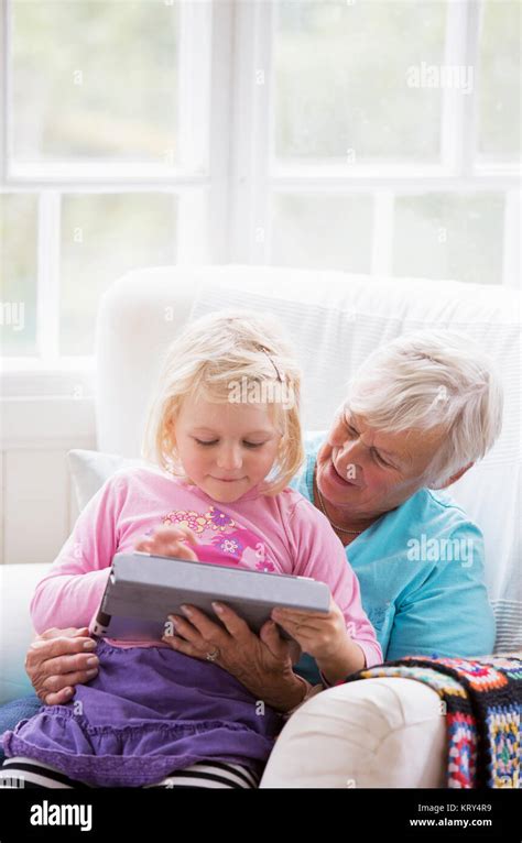 Gro Mutter Und Enkelin Ein Tablet Stockfotografie Alamy