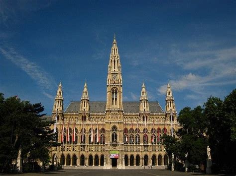 There are different prices for events and concerts. Rathaus Vienne - Mairie et office du tourisme ... Superbe ...
