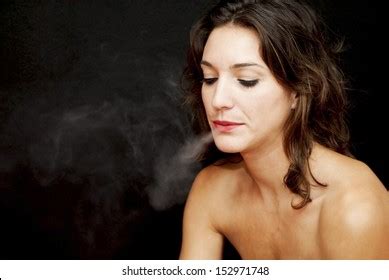 Pretty Naked Woman Smoking Over Black Foto Stock Shutterstock