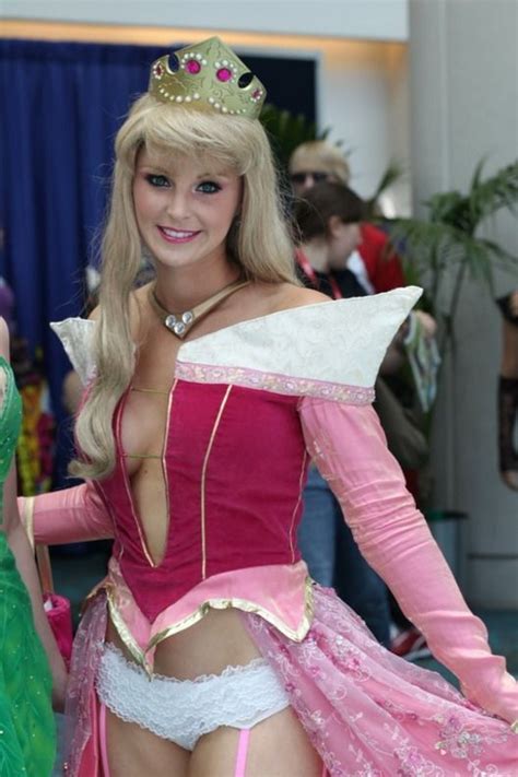 Sexiest Princess Peach Comic Con Cosplay Pics Cosplays