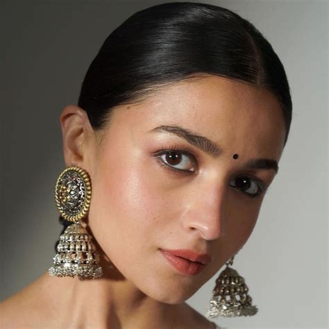 Alia Bhatts Makeup Artist On How To Recreate Her Glowy Illuminated Look Vogue India