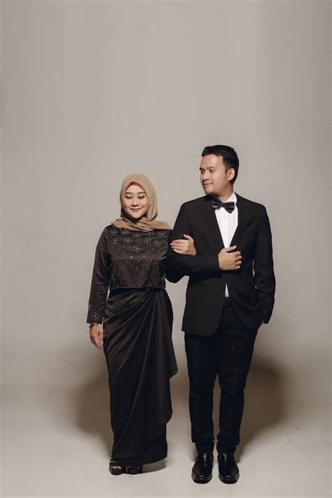 Surat@onefotostudio.com © copyright 2021 one foto studio. Hijab couple simple prewedding studio photoshoot | Foto perkawinan, Pose, Fotografi pengantin