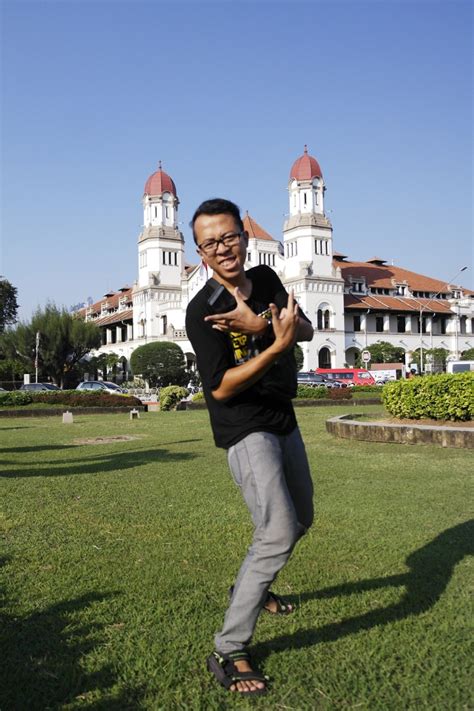 Kawasan Tugu Muda Kota Semarang Di Siang Hari Bahan Lukisan Kissparry