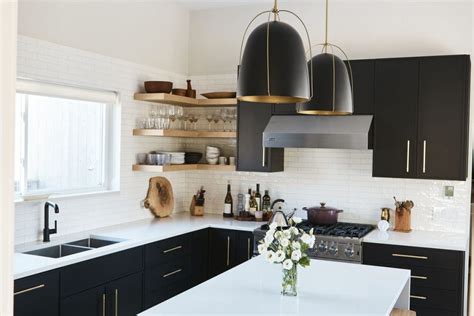 How Can Black Kitchen Cabinets Make A Small Kitchen Look Good