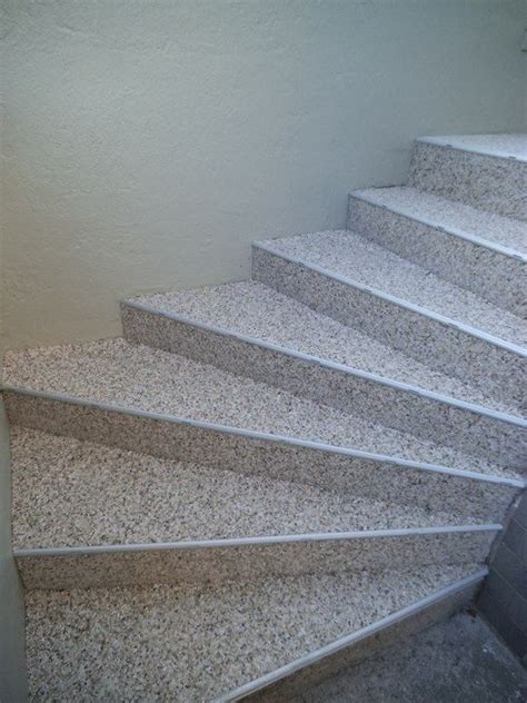 Diese anleitung zeigt, wie sie die außentreppe sanieren. Kellertreppe mit DRAINfloor Steinchenteppich verlegen ...