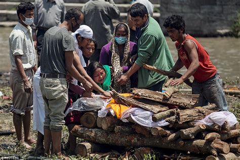 Nepal Holds Mass Cremations With Funeral Pyres As Earthquake Death Toll Reaches 4 000 Daily