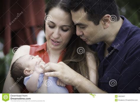 Madre Y Padre Que Juegan Con Su Hijo Imagen De Archivo Imagen De Lifestyle Adulto 39229601