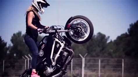 sexy girl performs stunts on a motorcycle Сексуальная девушка гарцует на мотоцикле youtube