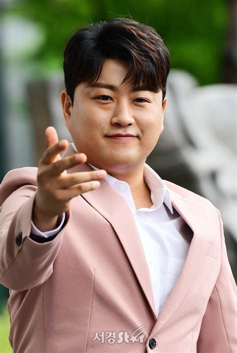 쇼핑몰 고인물 모델이 사진 찍는법.gif 227. 김호중 '전 여친 父 주장 폭행설 사실 NO…진심 꼭 믿어달라'