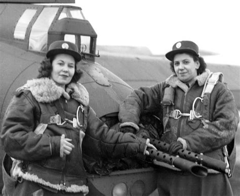 wacs pose by the tail guns of a 401st bg b 17 military women women in history warrior woman