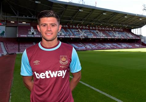Aaron Cresswell Signs New Five Year Contract With West Ham