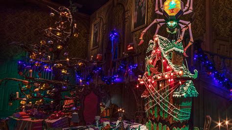 Disneyland Celebrates 20 Years Of Haunted Mansion Holiday Nerdist