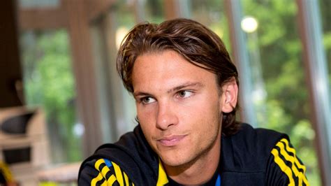 Before his success with tv4, ekdal worked for the national public television broadcaster sveriges television (svt), the daily newspaper dagens nyheter and the weekly business journal veckans affärer. Ekdal tveksam till experttipset - Sport | SVT.se