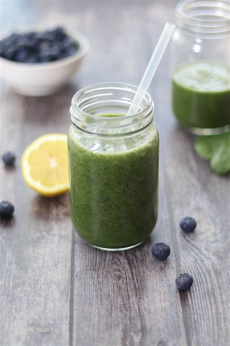 Grüner Smoothie mit Spinat und Banane liveandlaughagain