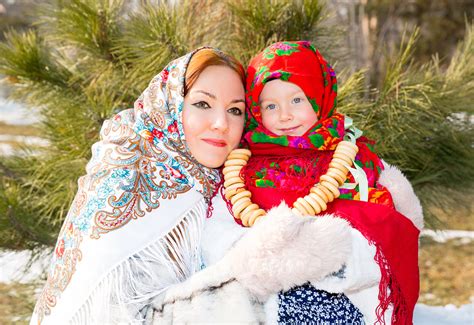 Cinq méthodes russes pour nouer son foulard (sans ressembler à une babouchka) - Russia Beyond FR