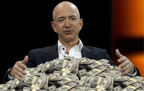 He runs it as ceo and owns an 11.1% stake. Jeff Bezos avec Amazon est la plus grosse fortune selon ...