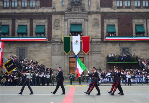 Entrevista a nicolás redsand, primer teniente aviador militar, oriundo de caseros que participó del desfile aéreo por el «día de la bandera» 21 junio, 2021 compartir en facebook Y un día después... el desfile militar en el Zócalo | El ...