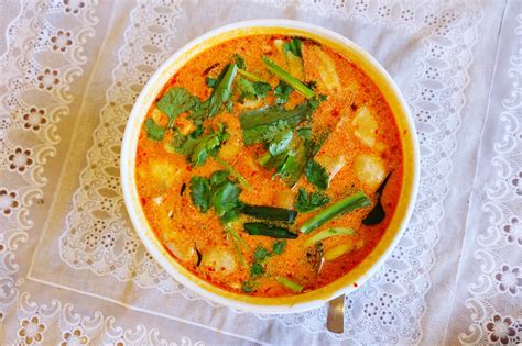 It's there that i discovered all these wonderfully pungent yet harmonious flavors thai cuisine has to offers. Tom Yum Soup with Coconut Milk (Tom Khaa) Recipe