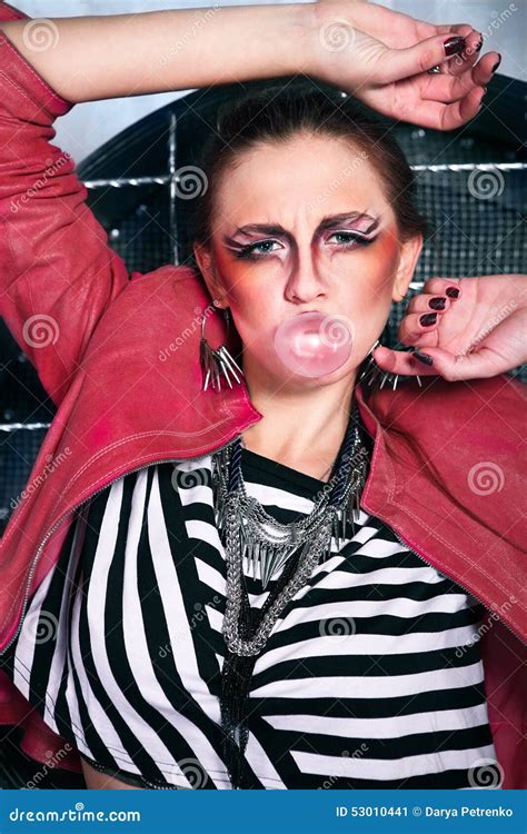 Fille Punk Faisant Une Bulle Avec Un Chewing Gum Image Stock Image Du
