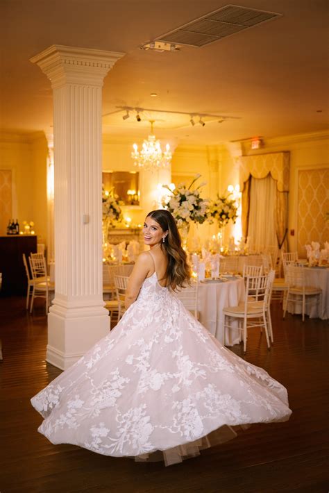 Monique Lhuillier Maeve Wedding Dress Save 30 Stillwhite
